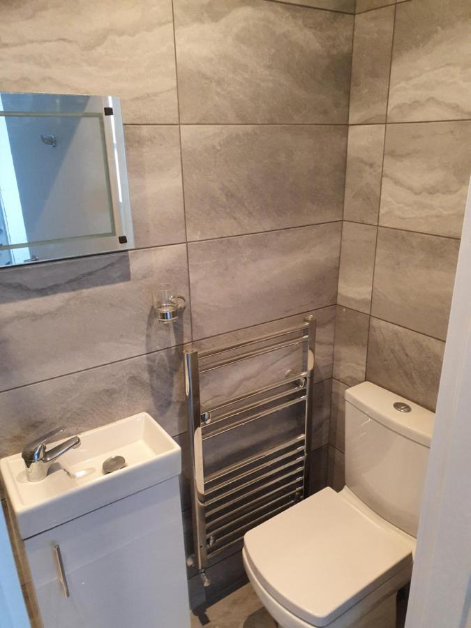 Motel Centre 5 Double Bedroom Detached *