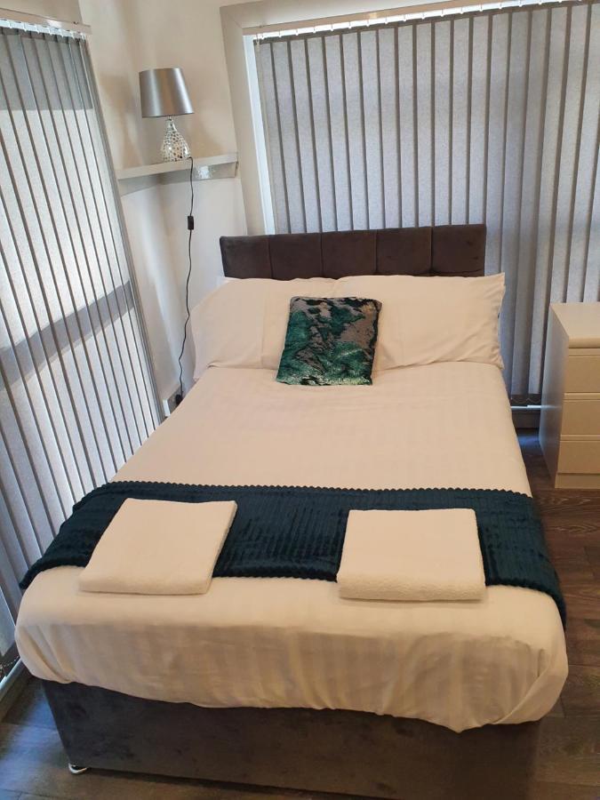 Motel Centre 5 Double Bedroom Detached *